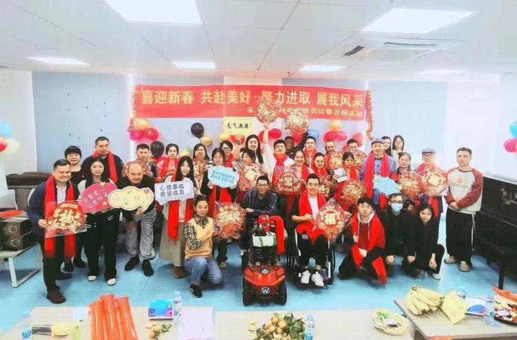 市、区918博天堂领导齐心协力，为龙岗区残疾人家庭送去新春祝福.jpg