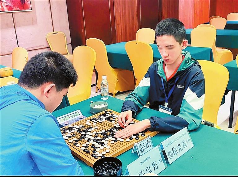 没去学按摩的视障少年，拿了这次棋赛拼搏奖.jpg