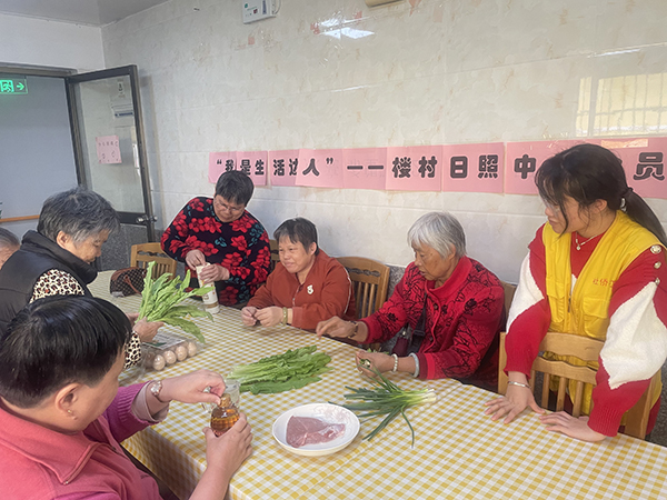 图：大家共同制作青菜鸡蛋面